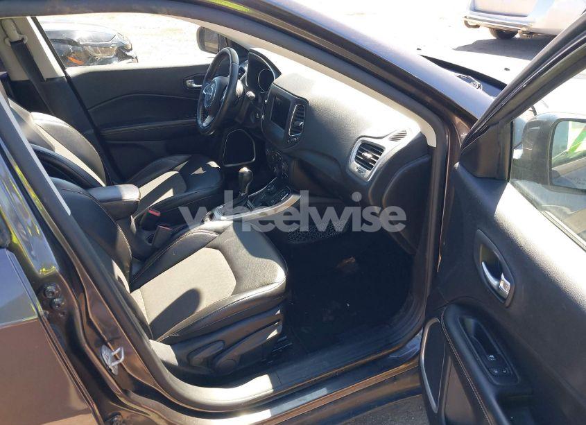 Photo 5 of 2018 Jeep Compass LATITUDE 4X4 (VIN 3C4NJDBB2JT284518)