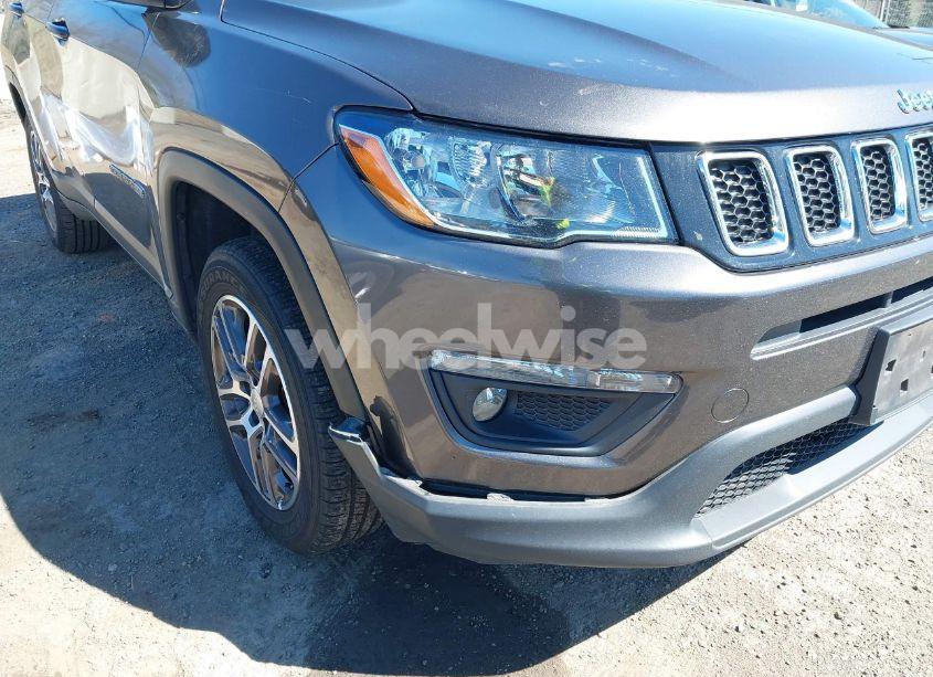 Photo 6 of 2018 Jeep Compass LATITUDE 4X4 (VIN 3C4NJDBB2JT284518)