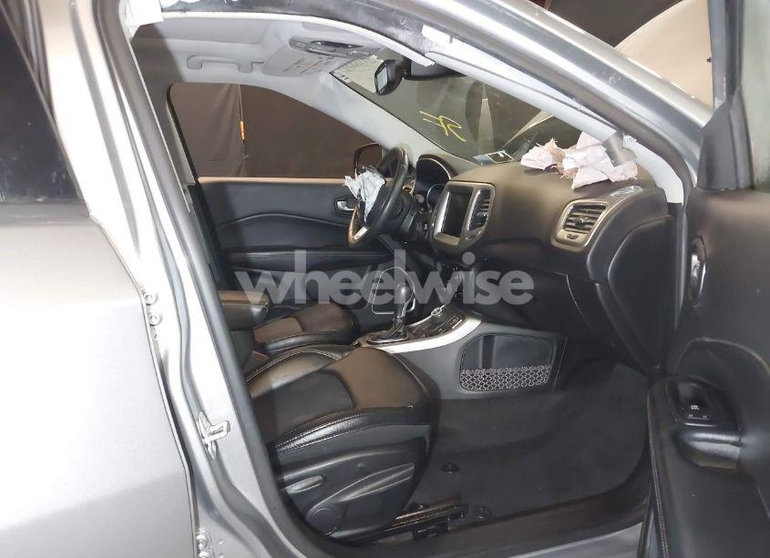 Photo 5 of 2018 Jeep Compass LATITUDE 4X4 (VIN 3C4NJDBB2JT423563)