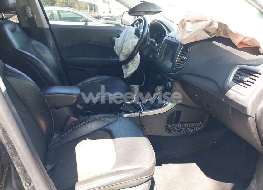 Photo 5 of 2019 Jeep Compass LATITUDE 4X4 (VIN 3C4NJDBB2KT593620)