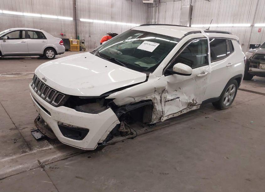 Photo 2 of 2019 Jeep Compass LATITUDE 4X4 (VIN 3C4NJDBB2KT653752)