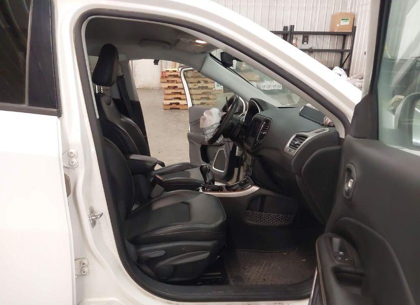 Photo 5 of 2019 Jeep Compass LATITUDE 4X4 (VIN 3C4NJDBB2KT653752)