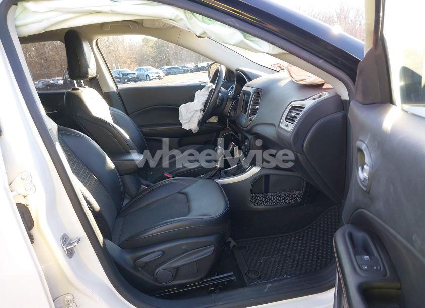 Photo 5 of 2019 Jeep Compass LATITUDE 4X4 (VIN 3C4NJDBB2KT761000)