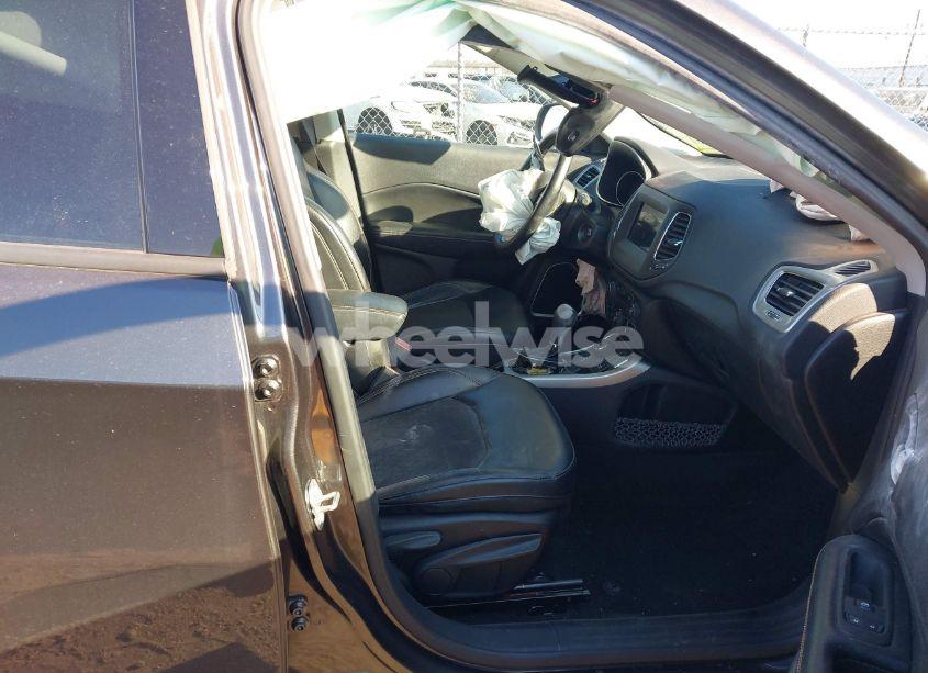 Photo 5 of 2018 Jeep Compass LATITUDE 4X4 (VIN 3C4NJDBB3JT103703)