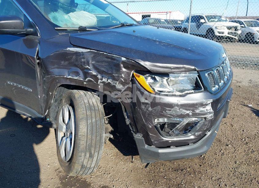 Photo 6 of 2018 Jeep Compass LATITUDE 4X4 (VIN 3C4NJDBB3JT103703)