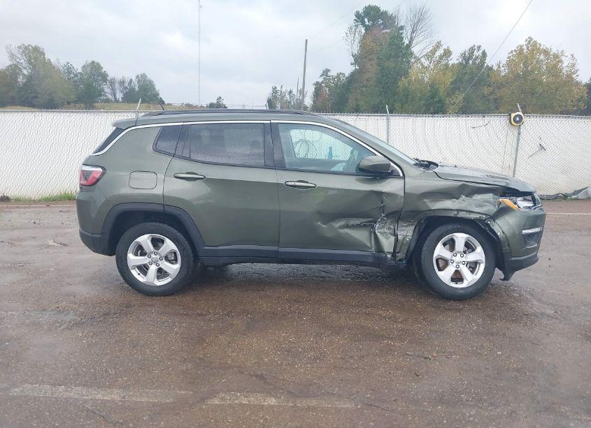 Photo 13 of 2018 Jeep Compass LATITUDE 4X4 (VIN 3C4NJDBB3JT283880)