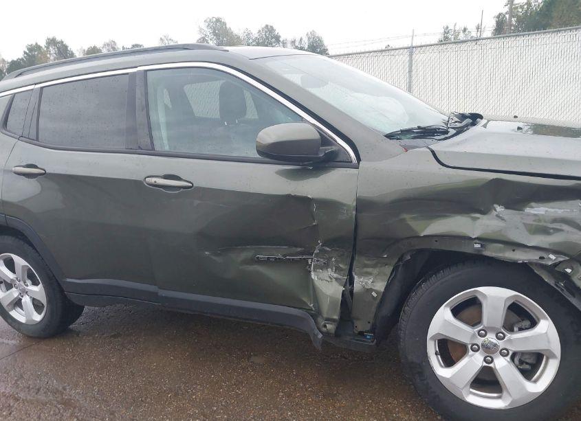 Photo 17 of 2018 Jeep Compass LATITUDE 4X4 (VIN 3C4NJDBB3JT283880)