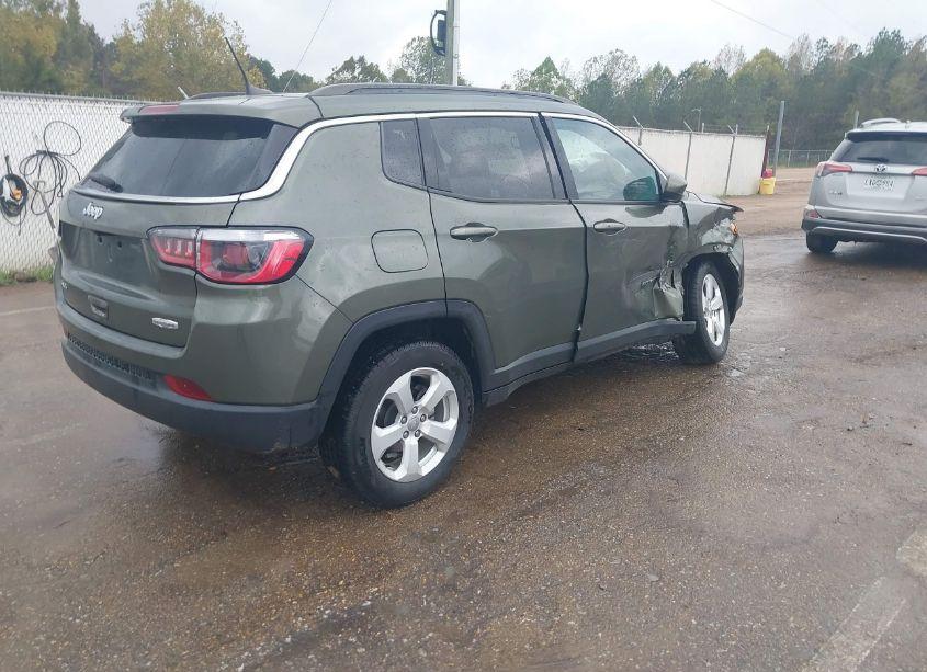 Photo 4 of 2018 Jeep Compass LATITUDE 4X4 (VIN 3C4NJDBB3JT283880)