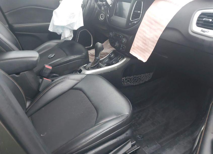 Photo 5 of 2018 Jeep Compass LATITUDE 4X4 (VIN 3C4NJDBB3JT283880)