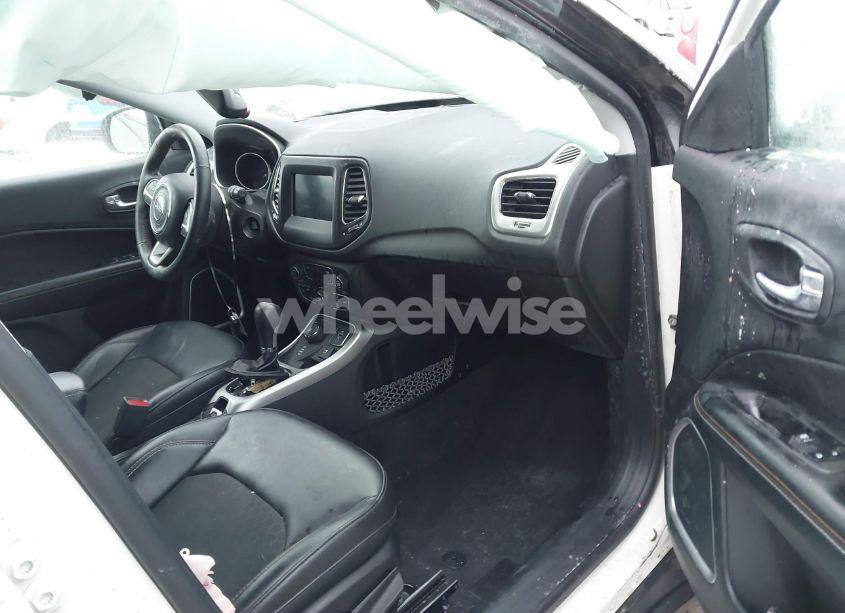 Photo 5 of 2018 Jeep Compass LATITUDE 4X4 (VIN 3C4NJDBB3JT307076)