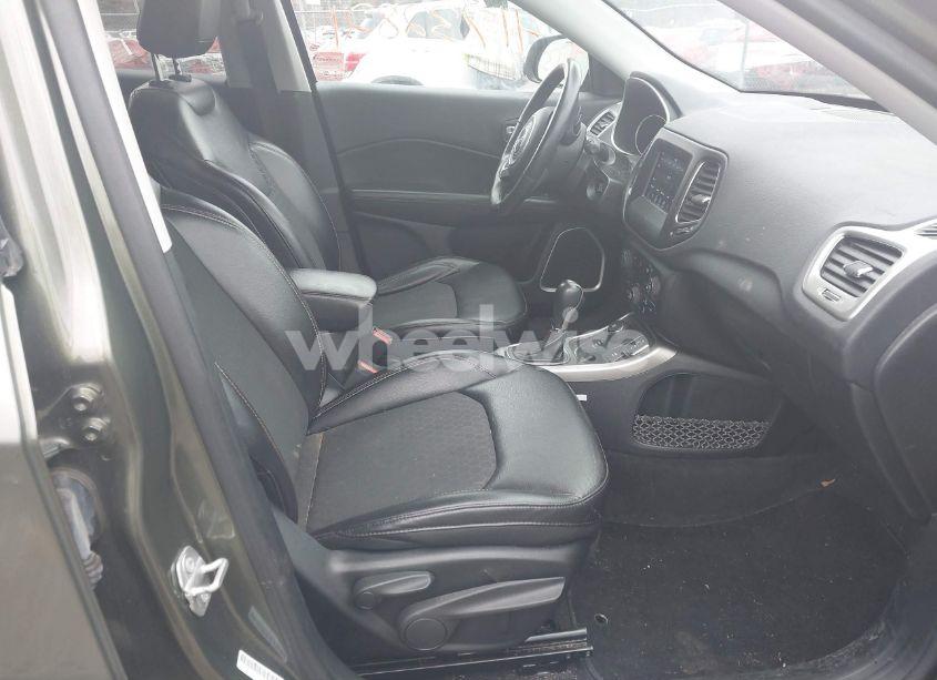 Photo 5 of 2018 Jeep Compass LATITUDE 4X4 (VIN 3C4NJDBB3JT480371)