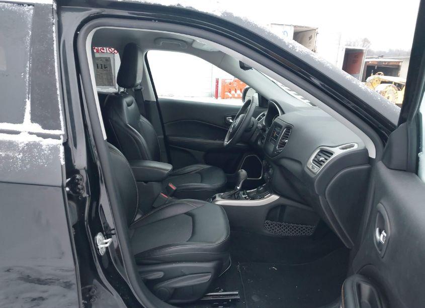 Photo 5 of 2019 Jeep Compass LATITUDE 4X4 (VIN 3C4NJDBB3KT648012)