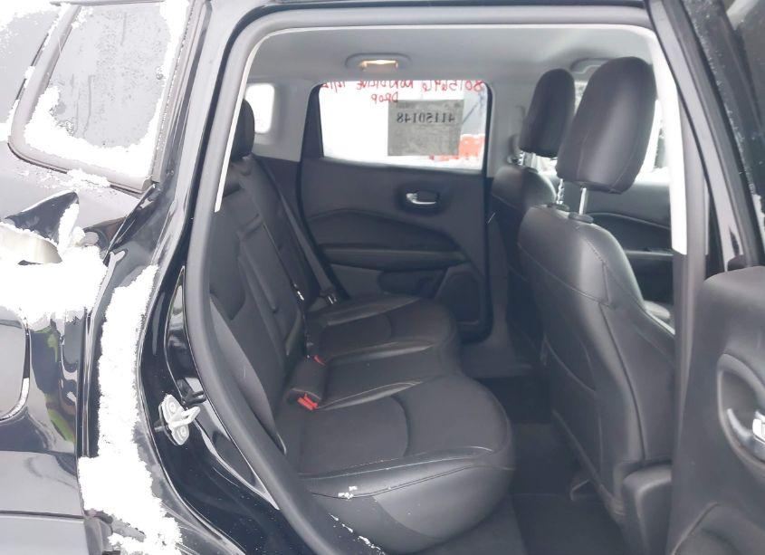 Photo 8 of 2019 Jeep Compass LATITUDE 4X4 (VIN 3C4NJDBB3KT648012)