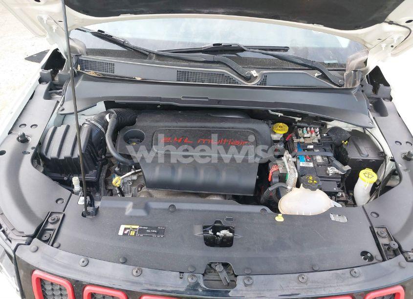 Photo 10 of 2019 Jeep Compass LATITUDE 4X4 (VIN 3C4NJDBB3KT678367)