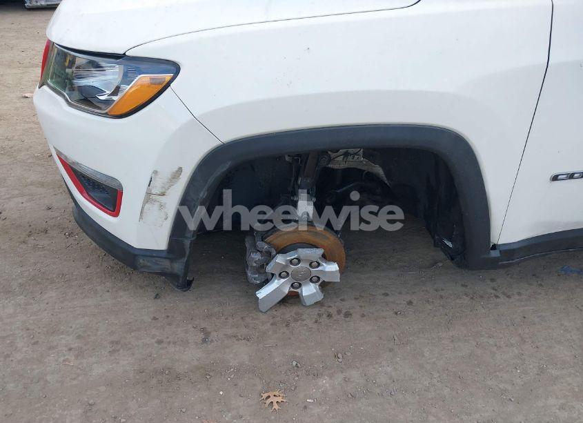 Photo 18 of 2019 Jeep Compass LATITUDE 4X4 (VIN 3C4NJDBB3KT678367)