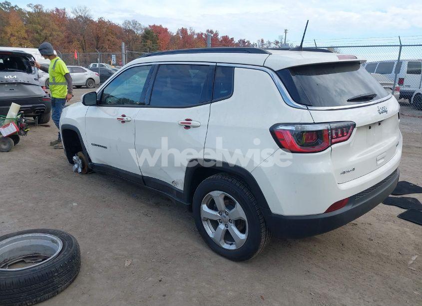Photo 3 of 2019 Jeep Compass LATITUDE 4X4 (VIN 3C4NJDBB3KT678367)