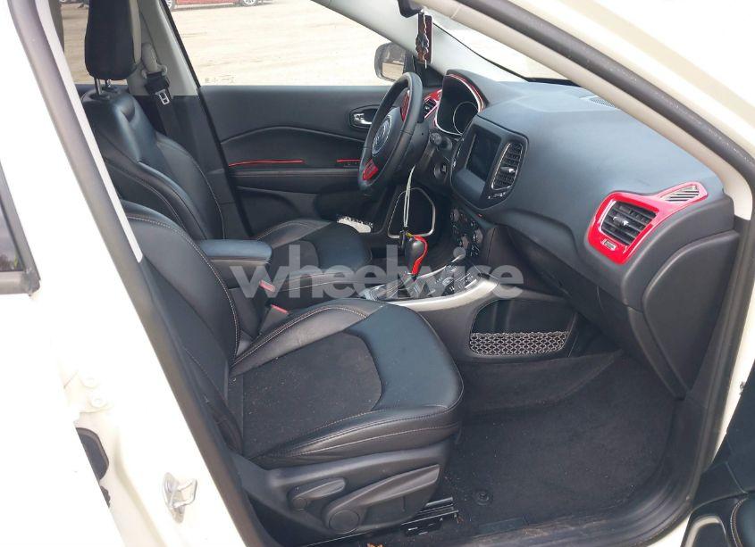 Photo 5 of 2019 Jeep Compass LATITUDE 4X4 (VIN 3C4NJDBB3KT678367)