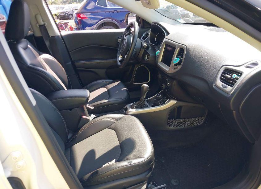 Photo 5 of 2019 Jeep Compass LATITUDE 4X4 (VIN 3C4NJDBB3KT696805)