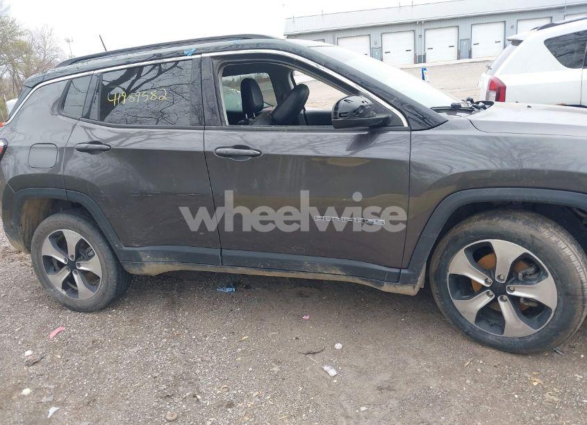 Photo 12 of 2019 Jeep Compass LATITUDE 4X4 (VIN 3C4NJDBB3KT729012)