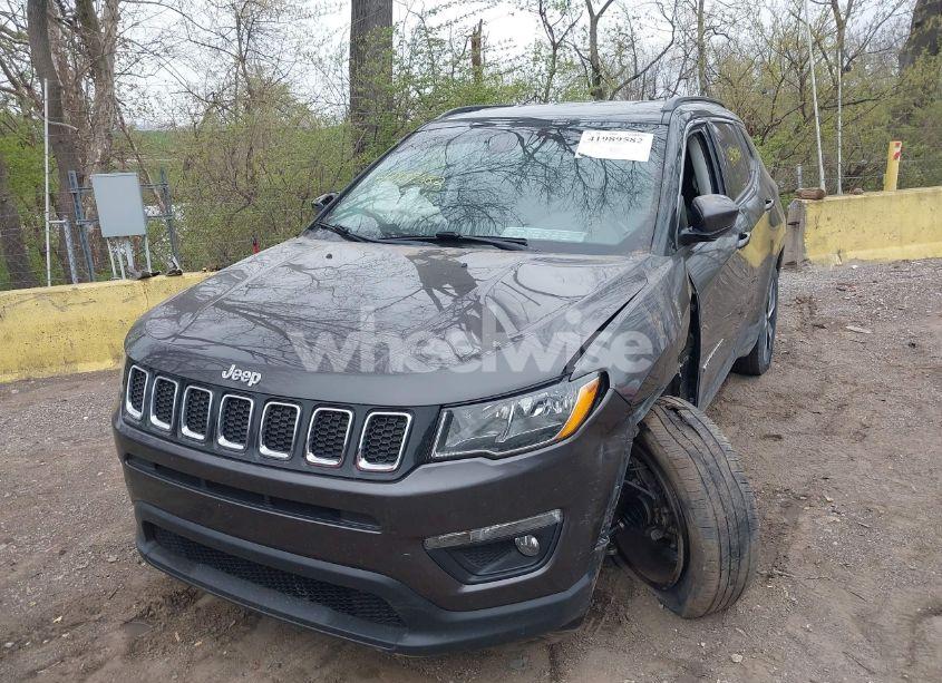 Photo 2 of 2019 Jeep Compass LATITUDE 4X4 (VIN 3C4NJDBB3KT729012)