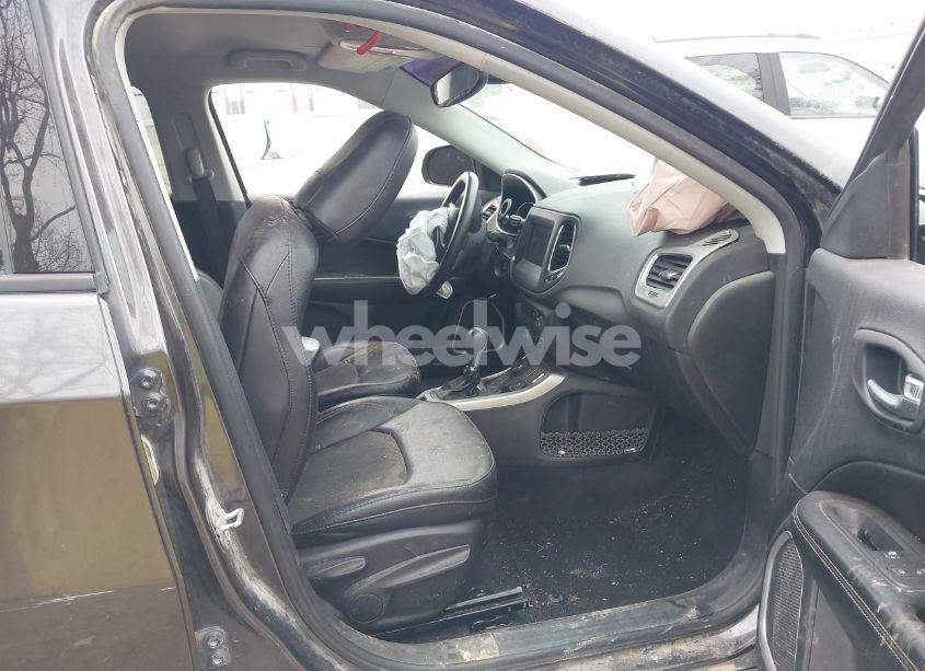 Photo 5 of 2019 Jeep Compass LATITUDE 4X4 (VIN 3C4NJDBB3KT729012)