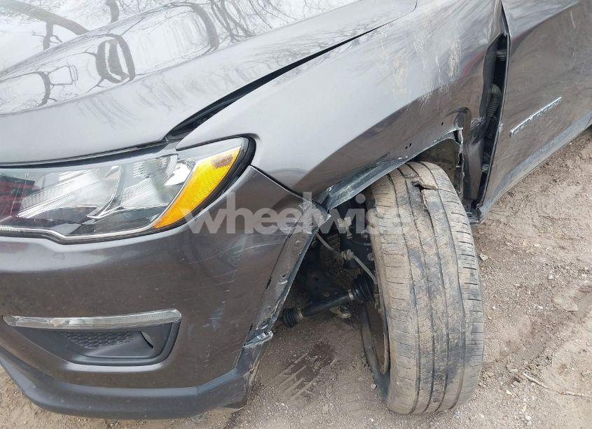 Photo 6 of 2019 Jeep Compass LATITUDE 4X4 (VIN 3C4NJDBB3KT729012)