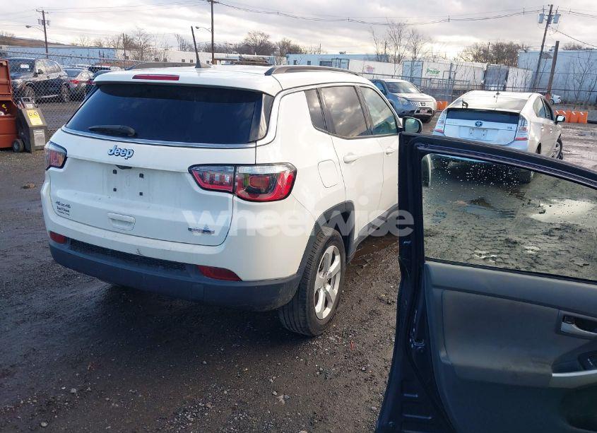 Photo 4 of 2019 Jeep Compass LATITUDE 4X4 (VIN 3C4NJDBB3KT767596)