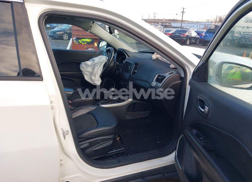 Photo 5 of 2019 Jeep Compass LATITUDE 4X4 (VIN 3C4NJDBB3KT767596)