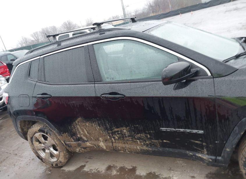 Photo 13 of 2018 Jeep Compass LATITUDE 4X4 (VIN 3C4NJDBB4JT139206)