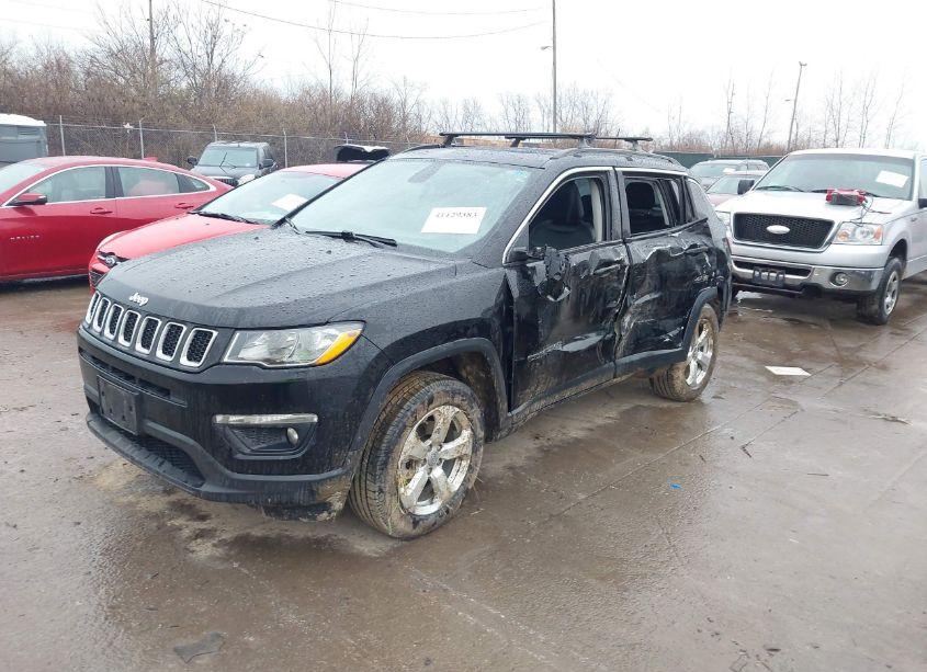 Photo 2 of 2018 Jeep Compass LATITUDE 4X4 (VIN 3C4NJDBB4JT139206)