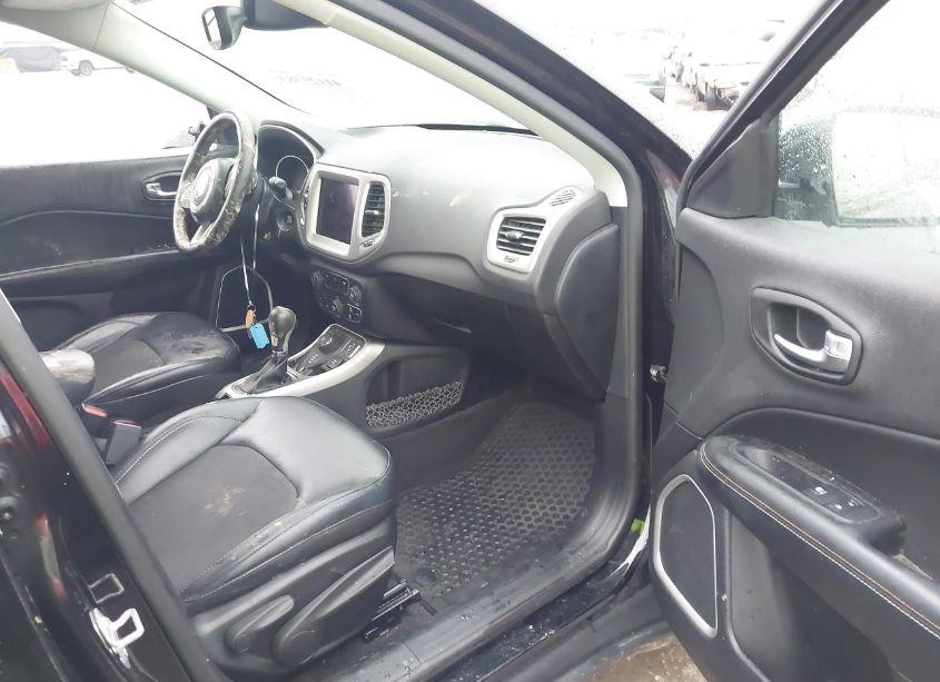 Photo 5 of 2018 Jeep Compass LATITUDE 4X4 (VIN 3C4NJDBB4JT139206)