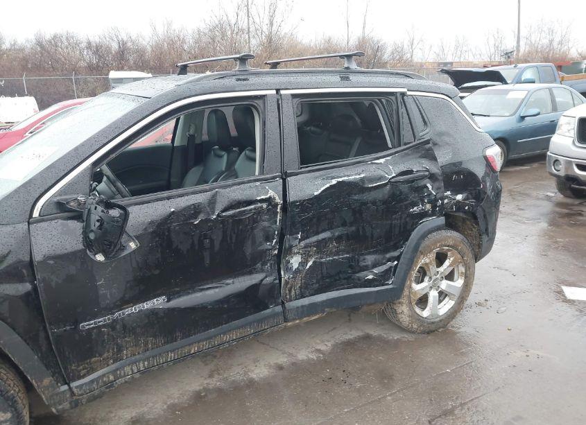 Photo 6 of 2018 Jeep Compass LATITUDE 4X4 (VIN 3C4NJDBB4JT139206)