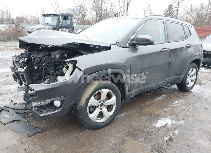 Photo 2 of 2018 Jeep Compass LATITUDE 4X4 (VIN 3C4NJDBB4JT161349)