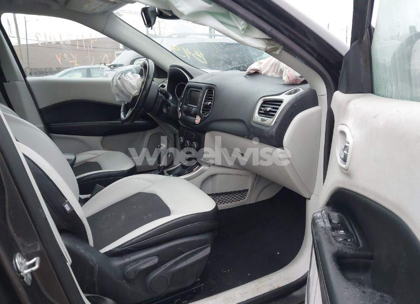 Photo 5 of 2018 Jeep Compass LATITUDE 4X4 (VIN 3C4NJDBB4JT161349)