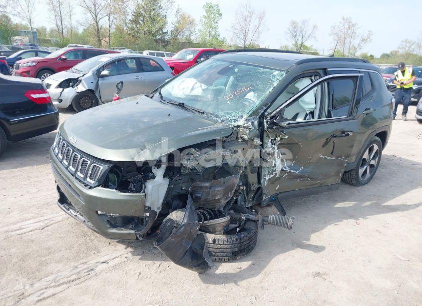 Photo 2 of 2018 Jeep Compass LATITUDE 4X4 (VIN 3C4NJDBB4JT176031)