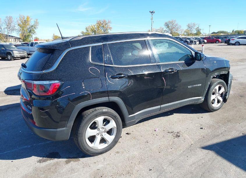 Photo 4 of 2018 Jeep Compass LATITUDE 4X4 (VIN 3C4NJDBB4JT199504)