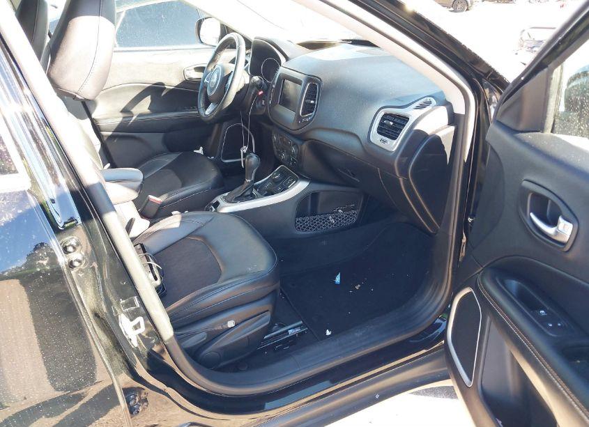 Photo 5 of 2018 Jeep Compass LATITUDE 4X4 (VIN 3C4NJDBB4JT199504)