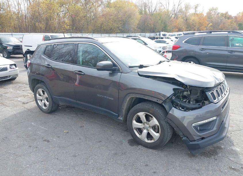 2018 Jeep Compass LATITUDE 4X4 (VIN 3C4NJDBB4JT261600) main photo