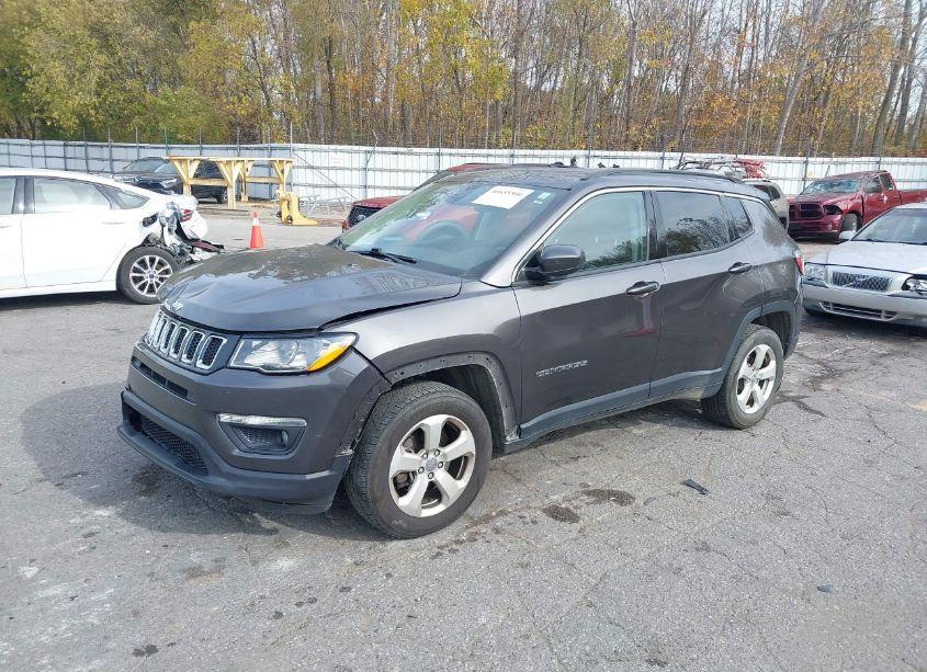 Photo 2 of 2018 Jeep Compass LATITUDE 4X4 (VIN 3C4NJDBB4JT261600)
