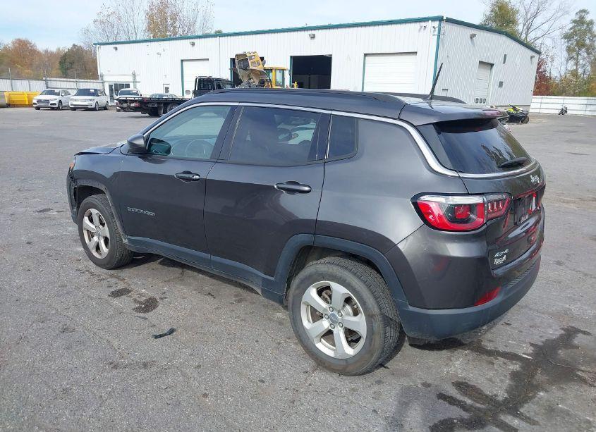 Photo 3 of 2018 Jeep Compass LATITUDE 4X4 (VIN 3C4NJDBB4JT261600)