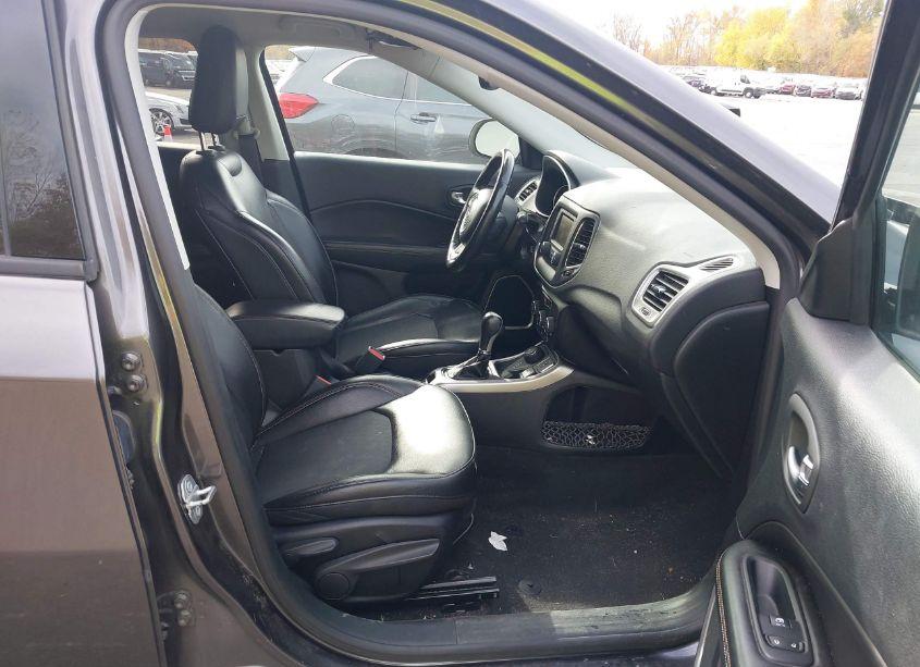 Photo 5 of 2018 Jeep Compass LATITUDE 4X4 (VIN 3C4NJDBB4JT261600)