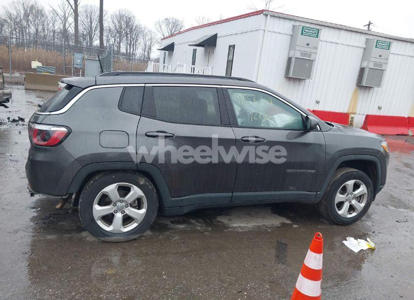 Photo 13 of 2018 Jeep Compass LATITUDE 4X4 (VIN 3C4NJDBB4JT265937)