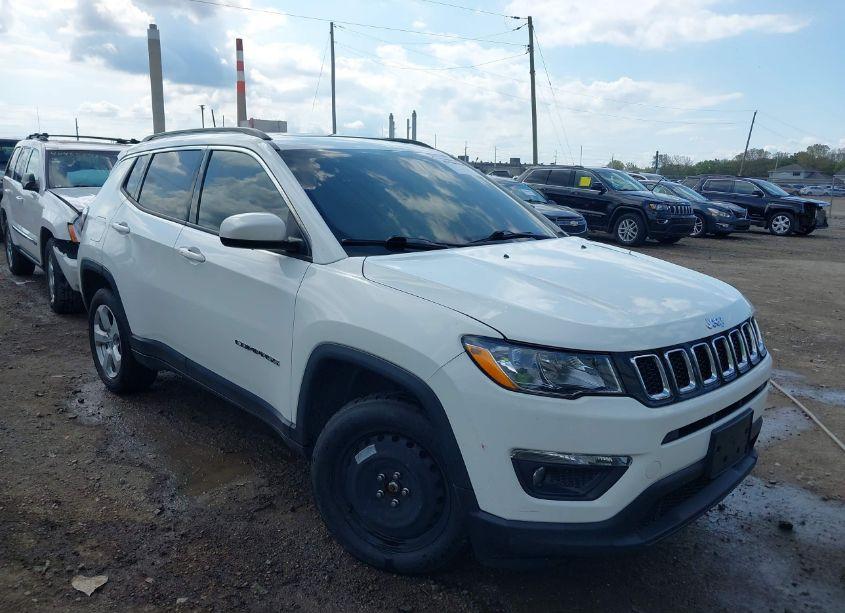2018 Jeep Compass LATITUDE 4X4 (VIN 3C4NJDBB4JT423340) main photo