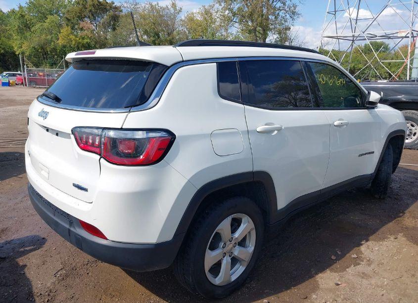 Photo 4 of 2018 Jeep Compass LATITUDE 4X4 (VIN 3C4NJDBB4JT423340)