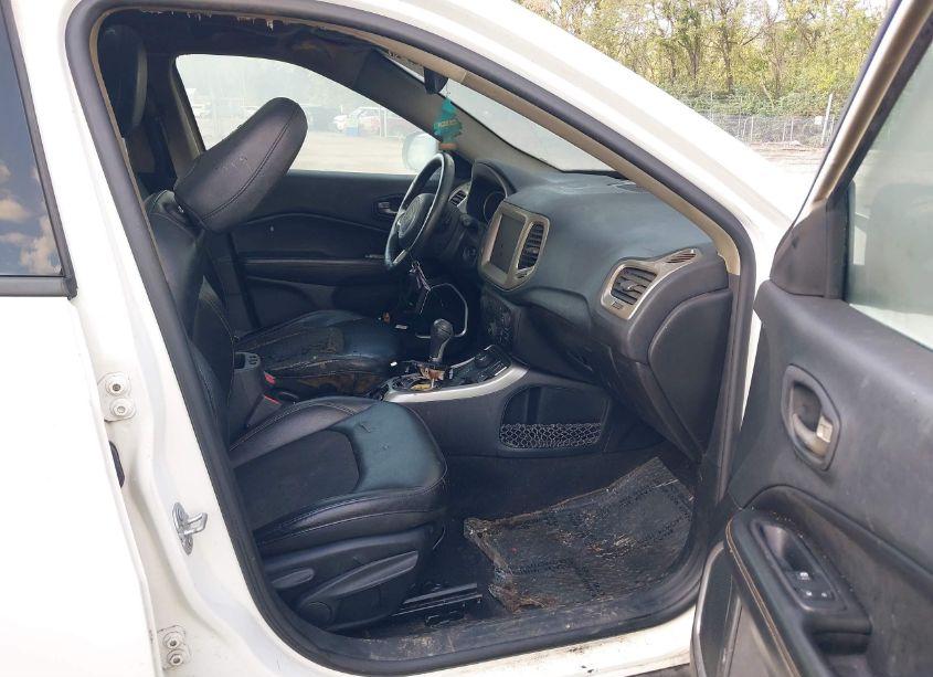 Photo 5 of 2018 Jeep Compass LATITUDE 4X4 (VIN 3C4NJDBB4JT423340)