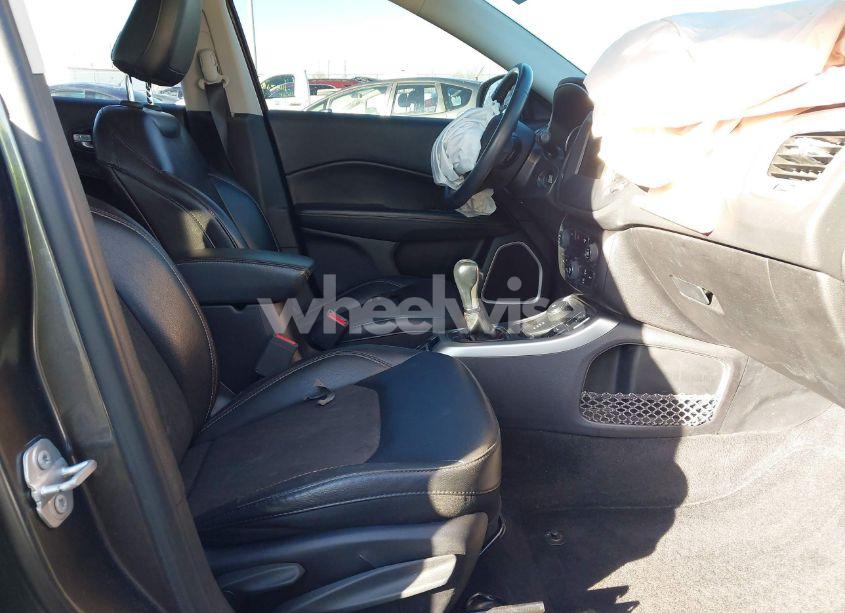 Photo 5 of 2019 Jeep Compass LATITUDE 4X4 (VIN 3C4NJDBB4KT597331)