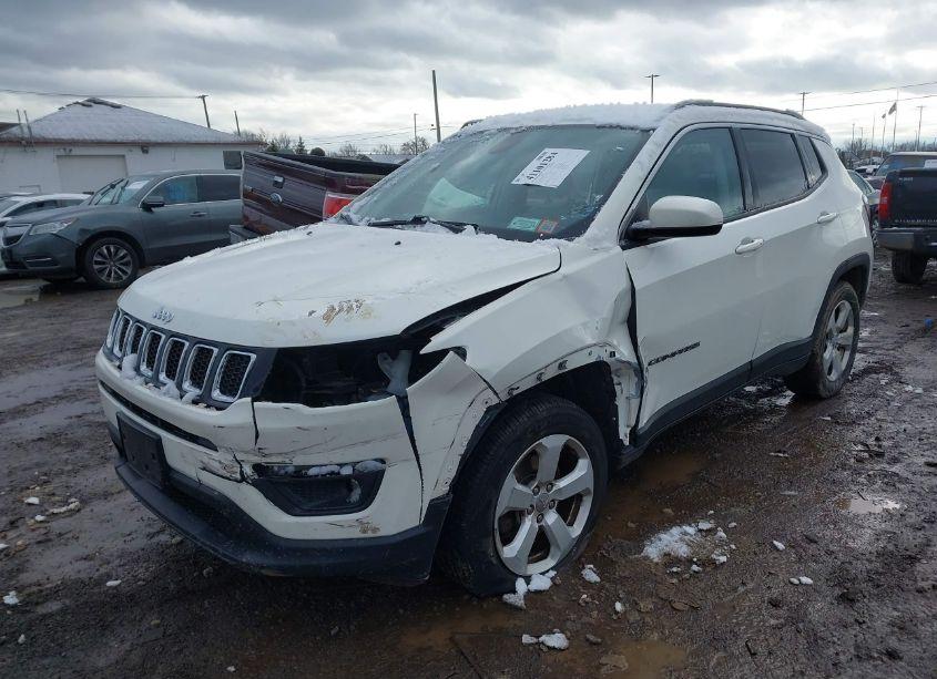 Photo 2 of 2019 Jeep Compass LATITUDE 4X4 (VIN 3C4NJDBB4KT657088)
