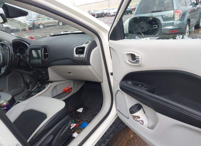 Photo 5 of 2019 Jeep Compass LATITUDE 4X4 (VIN 3C4NJDBB4KT657088)