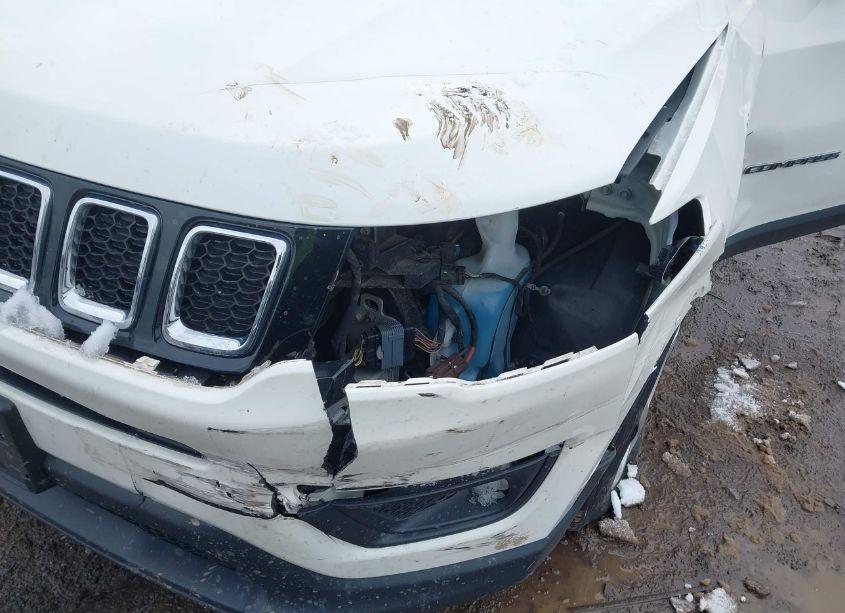 Photo 6 of 2019 Jeep Compass LATITUDE 4X4 (VIN 3C4NJDBB4KT657088)