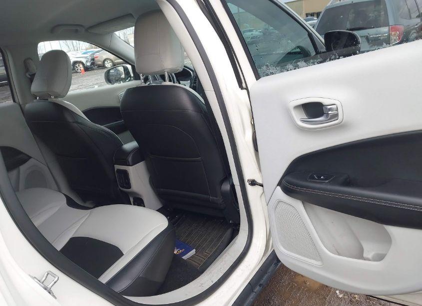 Photo 8 of 2019 Jeep Compass LATITUDE 4X4 (VIN 3C4NJDBB4KT657088)